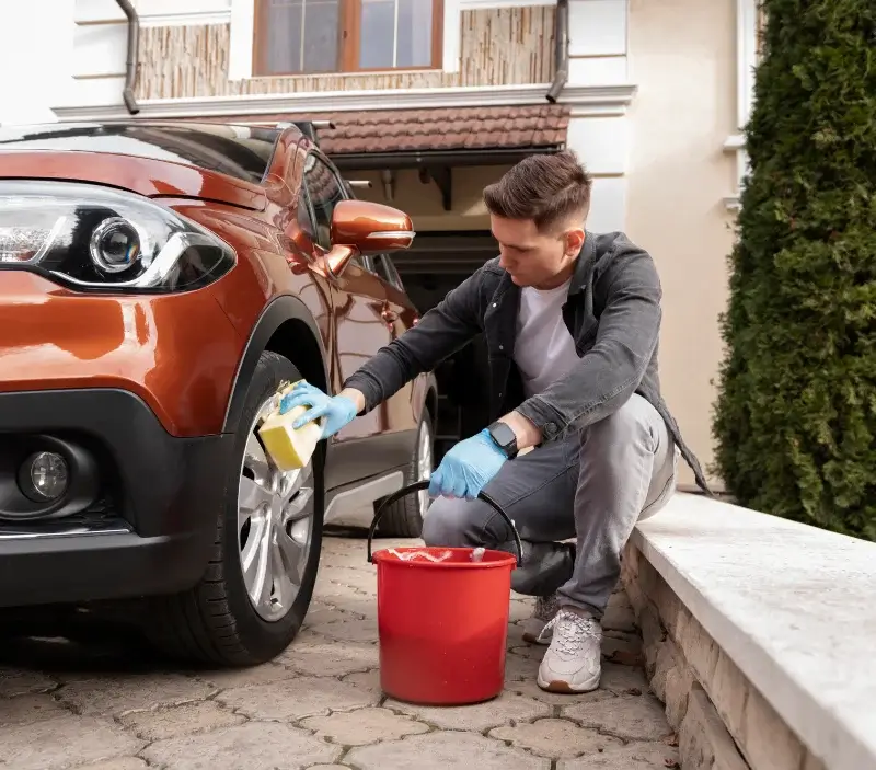 Lavage auto à domicile Orvilliers : professionnel intervenant sur un véhicule